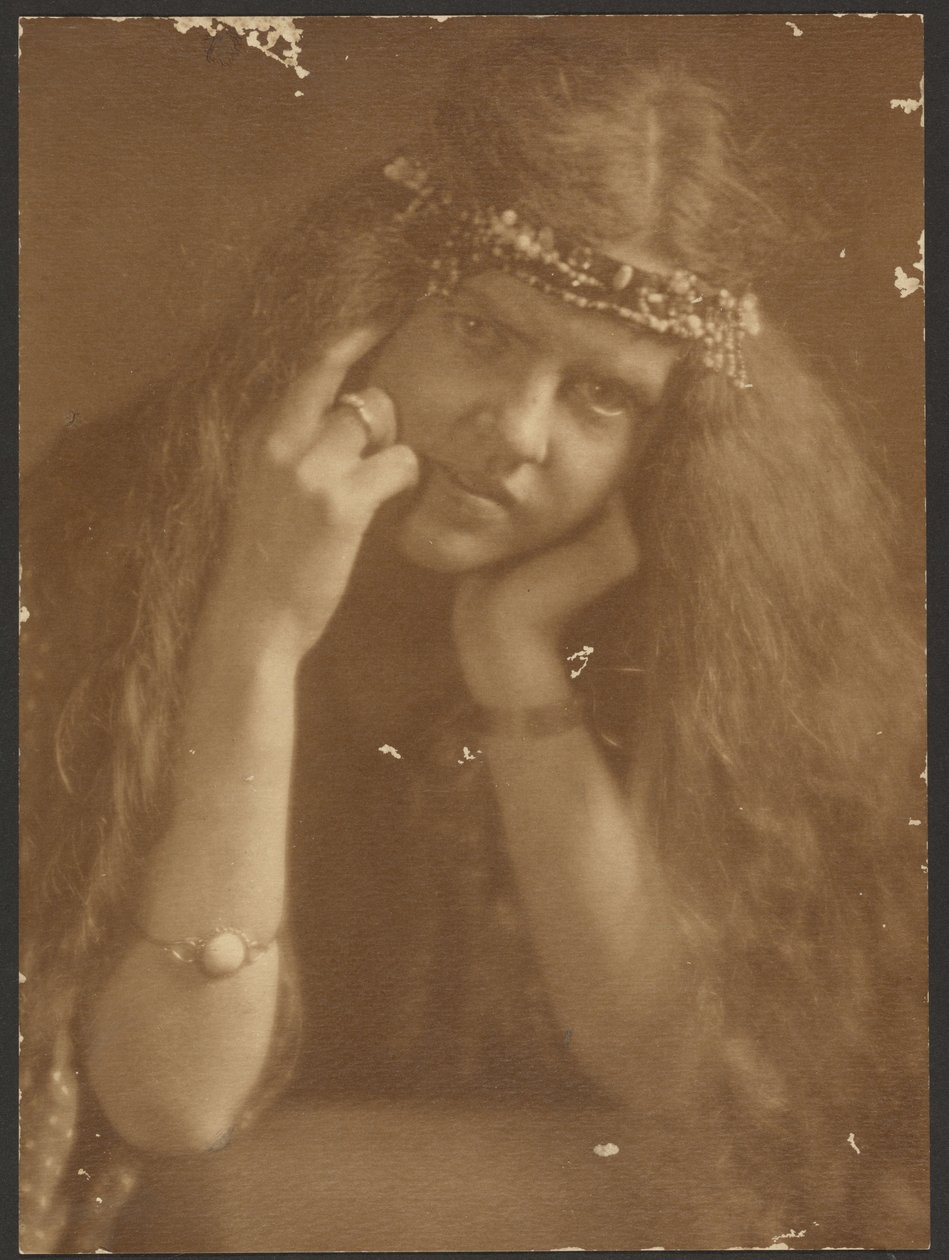 [Retrato de una mujer con diadema] de Louis Fleckenstein