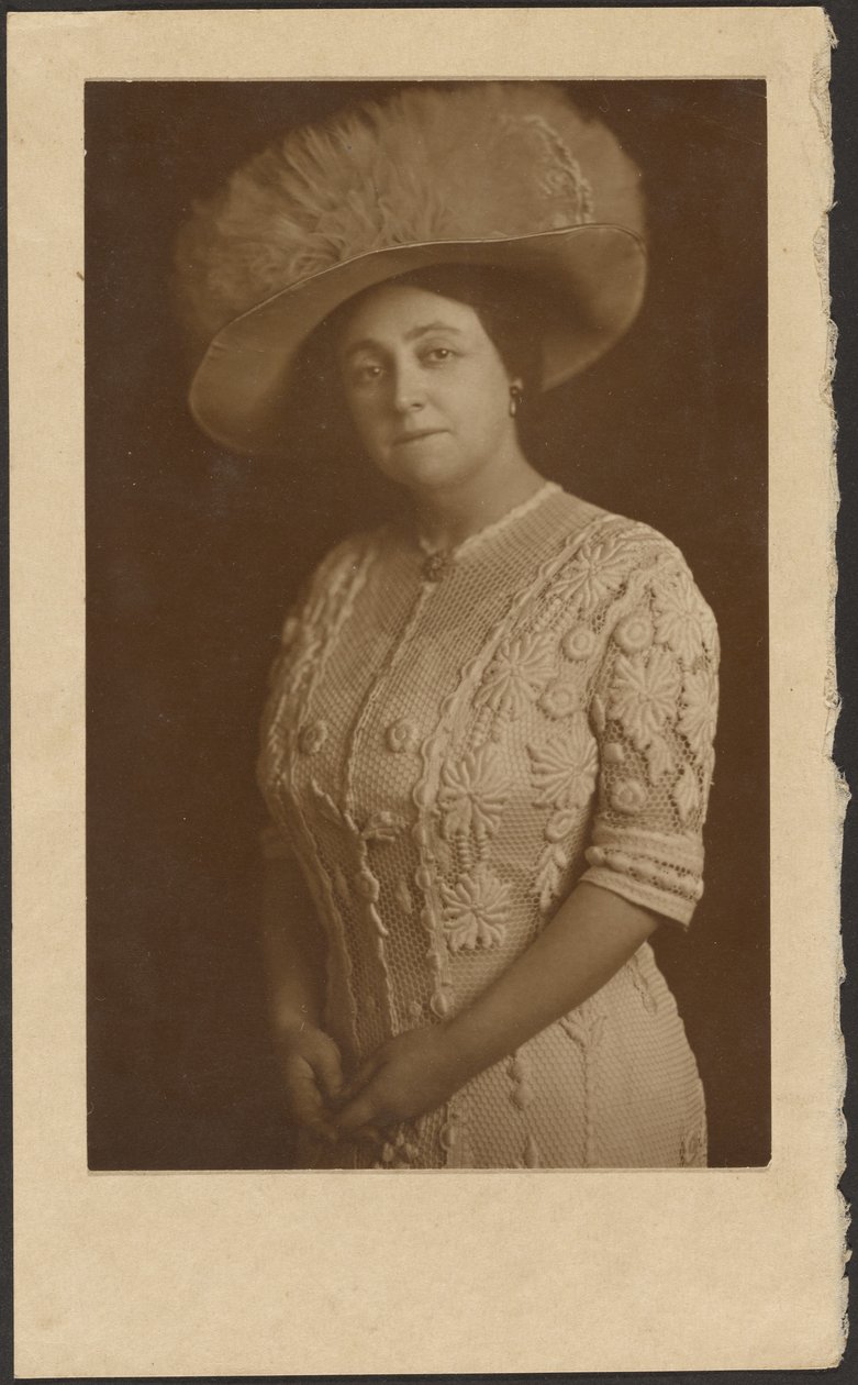 [Retrato de una mujer con un elaborado sombrero de tul] de Louis Fleckenstein
