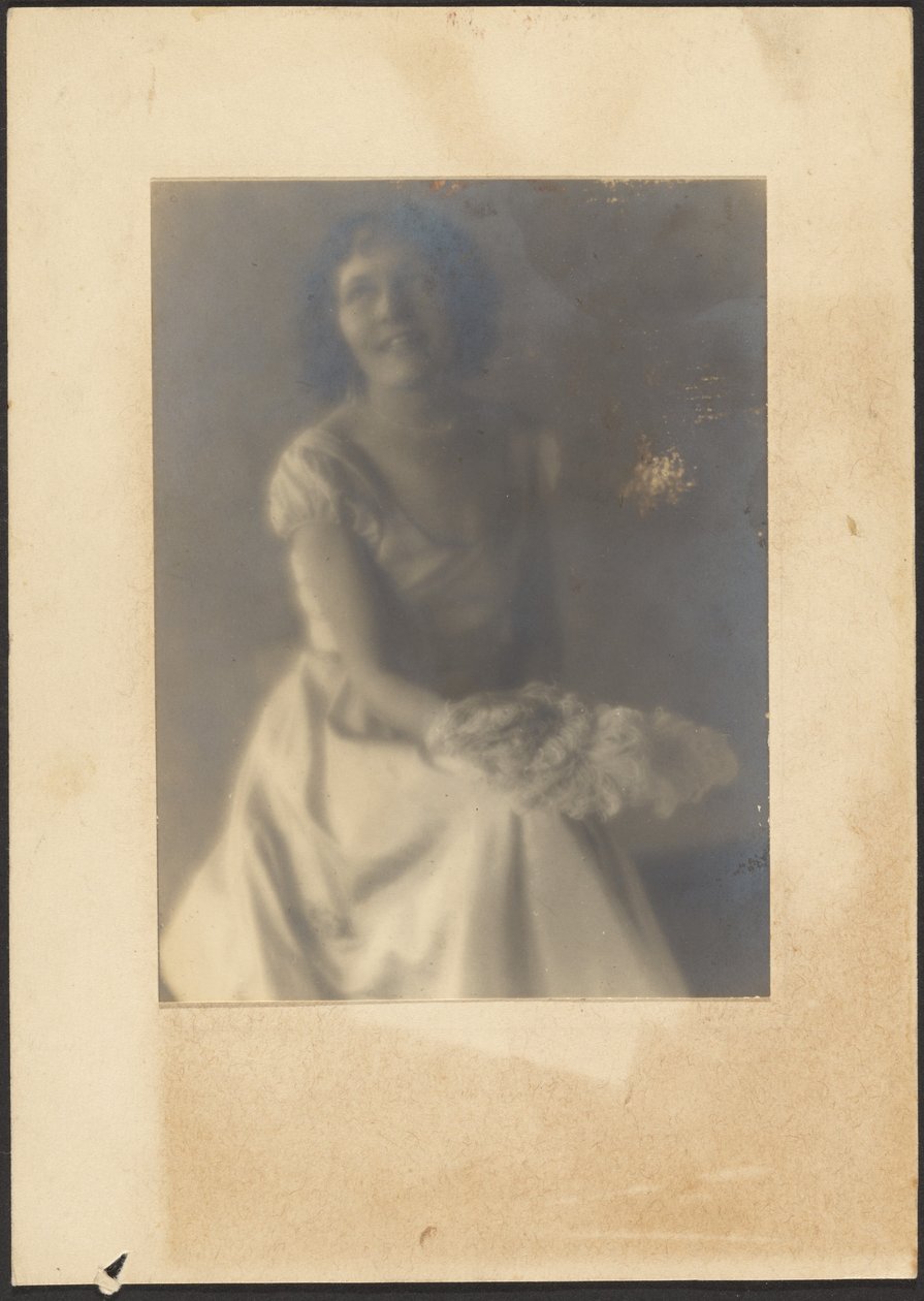 [Retrato de mujer con abanico de plumas] de Louis Fleckenstein