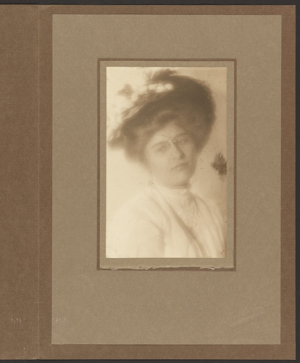 [Retrato de una mujer con sombrero de flores] de Louis Fleckenstein