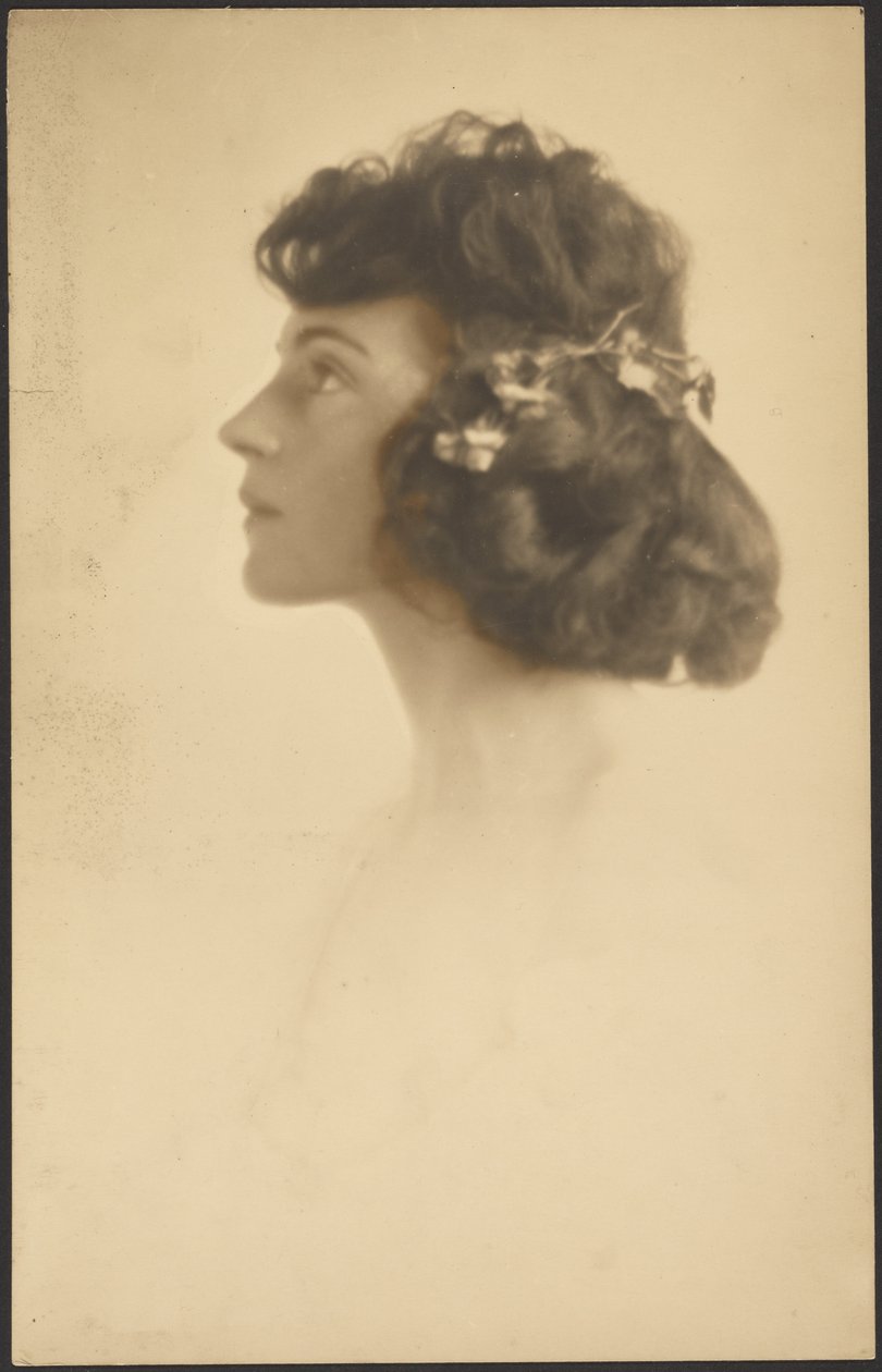 [Retrato de una mujer con una corona de flores] de Louis Fleckenstein