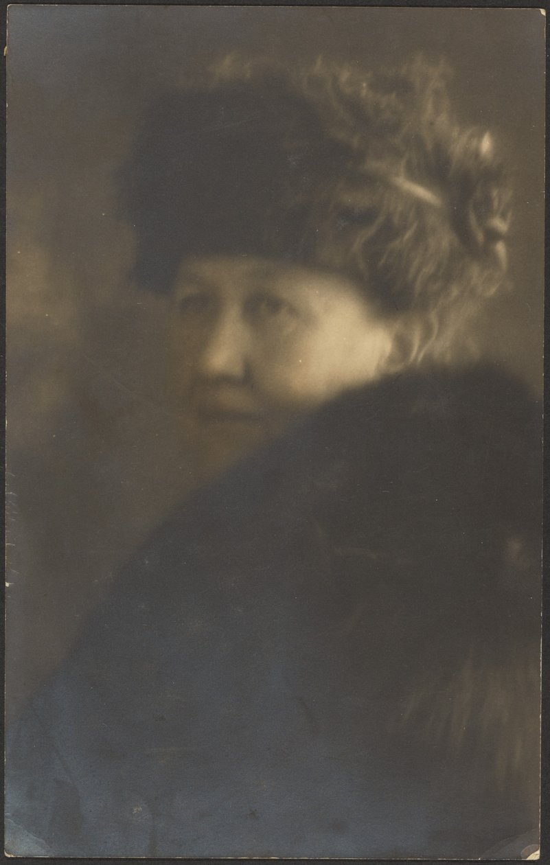 [Retrato de una mujer con estola de piel] de Louis Fleckenstein
