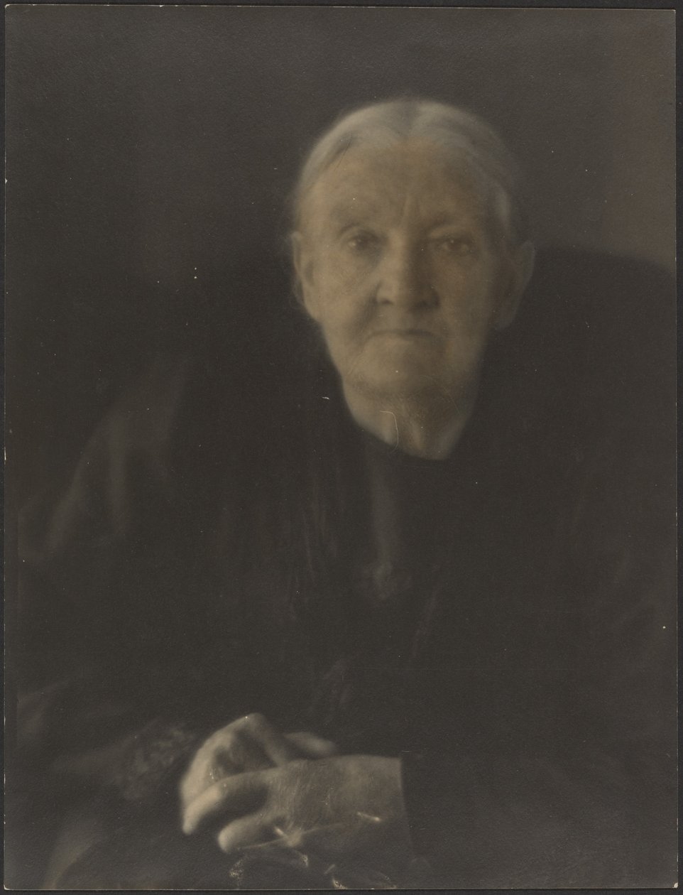 [Retrato de mujer con las manos cruzadas] de Louis Fleckenstein