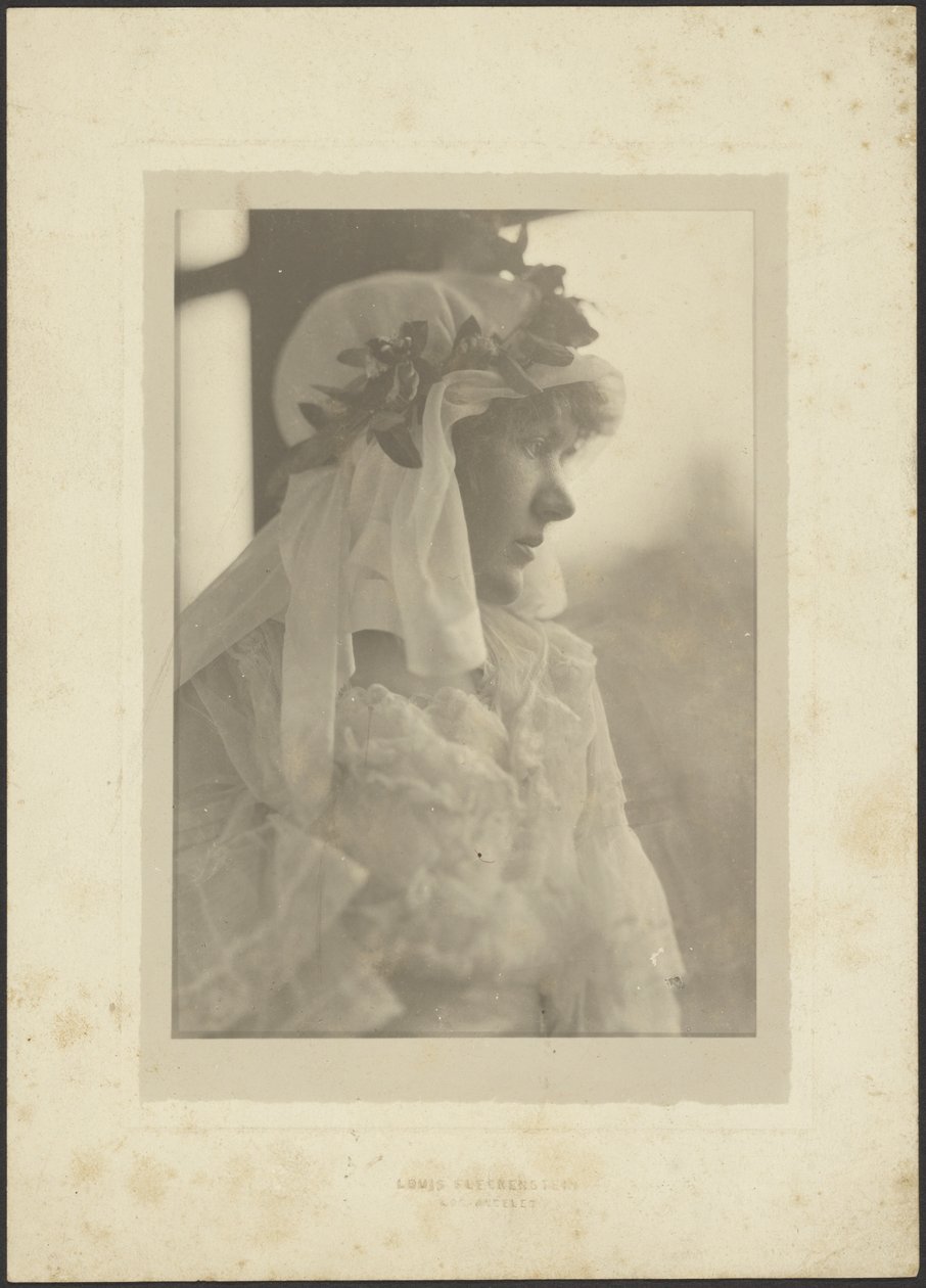 [Retrato de una mujer con pañuelo en la cabeza] de Louis Fleckenstein
