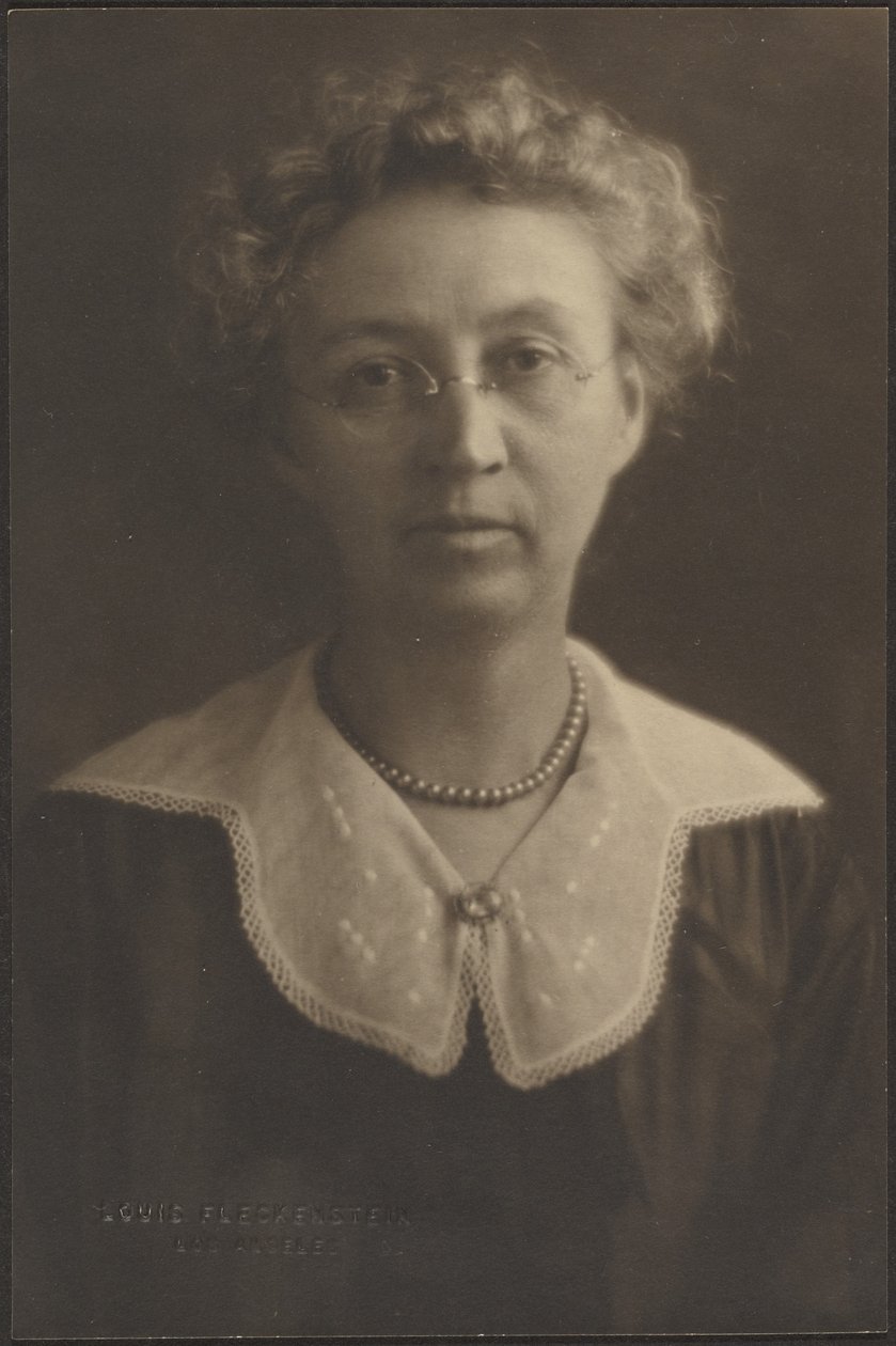 Retrato de una mujer con broche de joya de Louis Fleckenstein