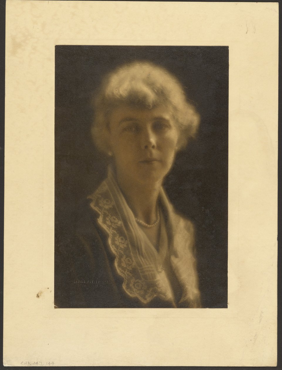 [Retrato de una mujer con cuello de encaje y perlas] de Louis Fleckenstein
