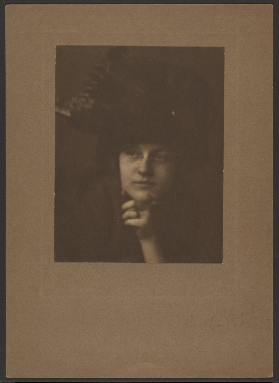 [Retrato de una mujer con un sombrero grande y gafas] de Louis Fleckenstein