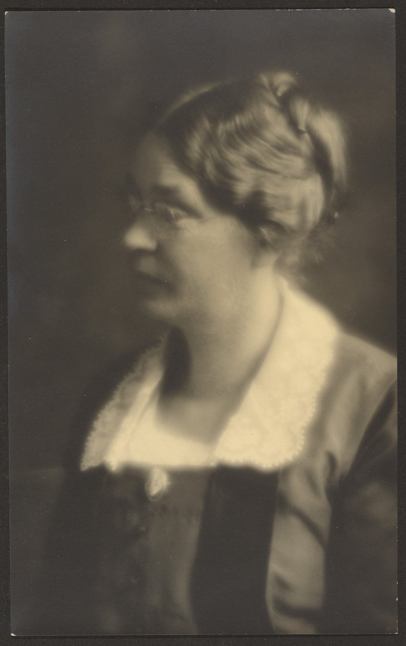 [Retrato de mujer con libro abierto (recortado)]. de Louis Fleckenstein