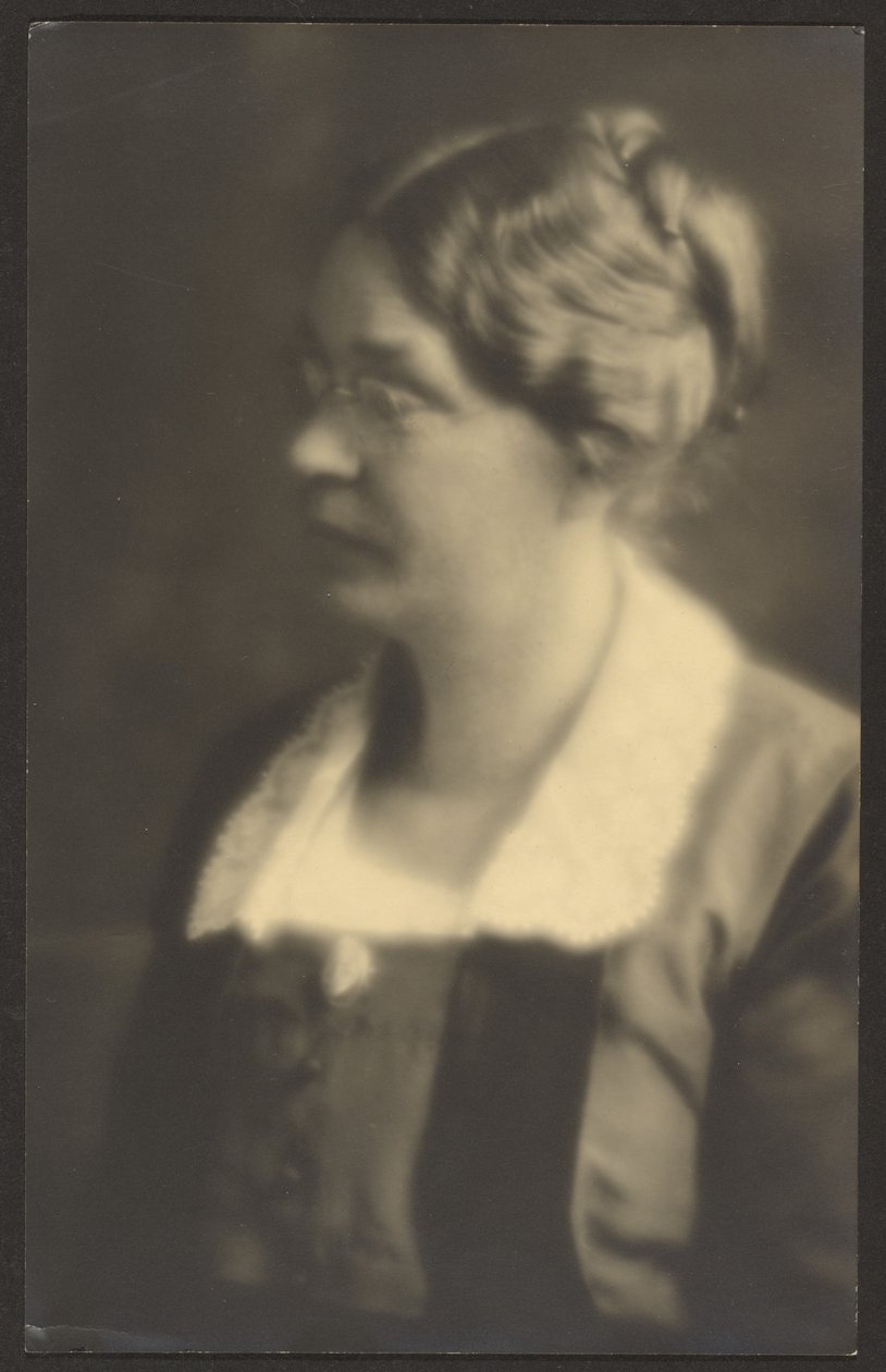 [Retrato de una mujer con un libro abierto (recortado)] de Louis Fleckenstein
