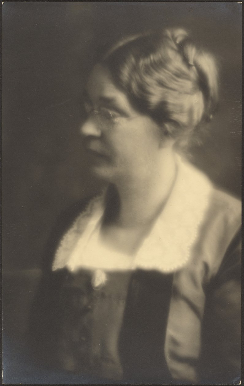 Retrato de una mujer con libro abierto (recortado) de Louis Fleckenstein