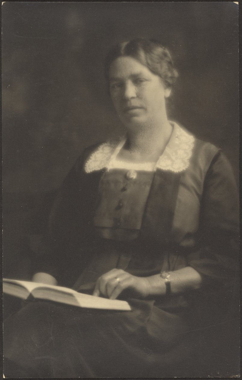 [Retrato de una mujer con un libro abierto] de Louis Fleckenstein