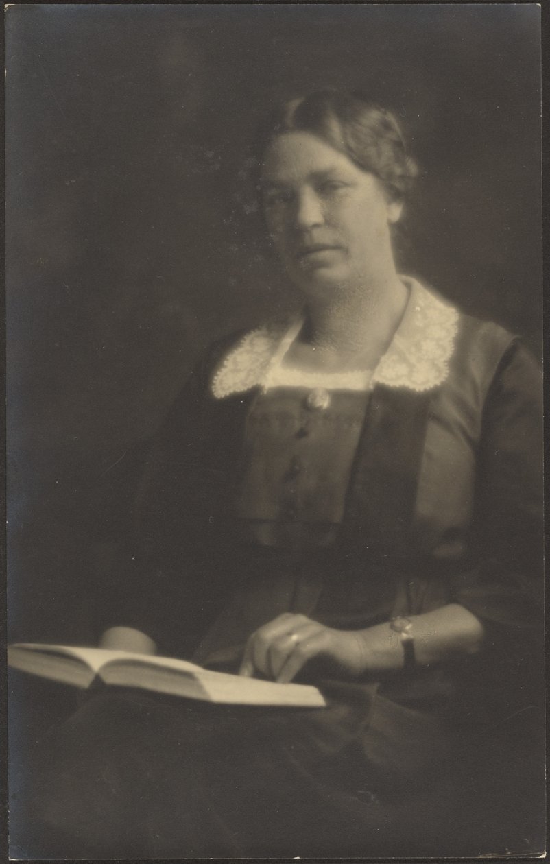 [Retrato de una mujer con un libro abierto] de Louis Fleckenstein