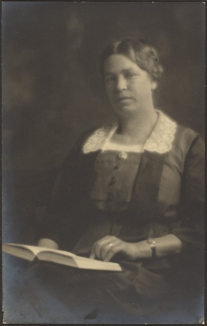 [Retrato de una mujer con un libro abierto] de Louis Fleckenstein