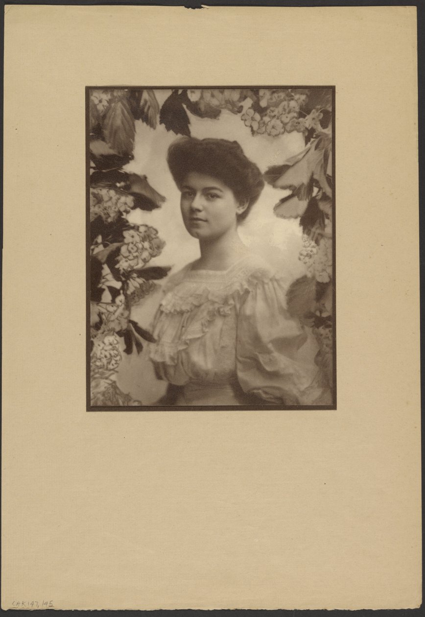 [Retrato de mujer con borde floral pintado] de Louis Fleckenstein