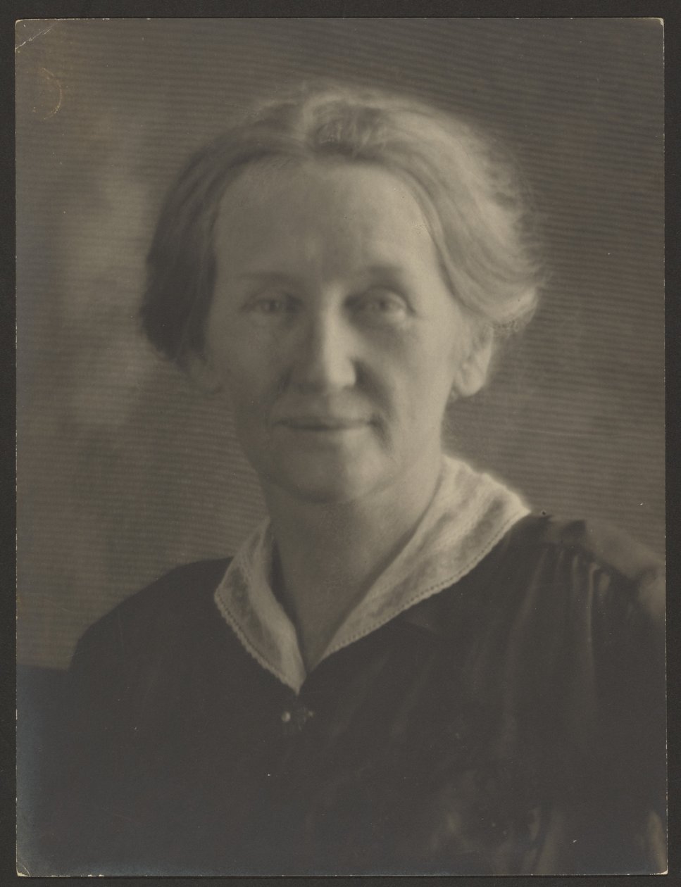 [Retrato de una mujer con un broche de perlas] de Louis Fleckenstein