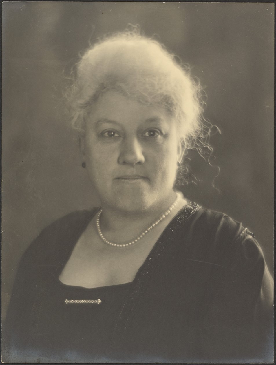[Retrato de una mujer con perlas y un broche de barra] de Louis Fleckenstein
