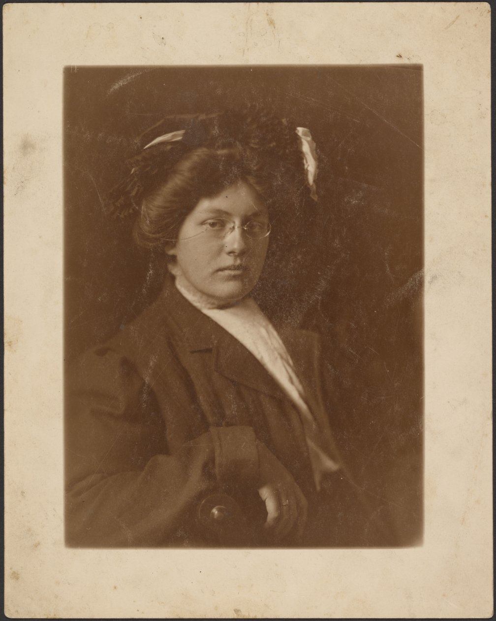 [Retrato de una mujer con pince-nez] de Louis Fleckenstein