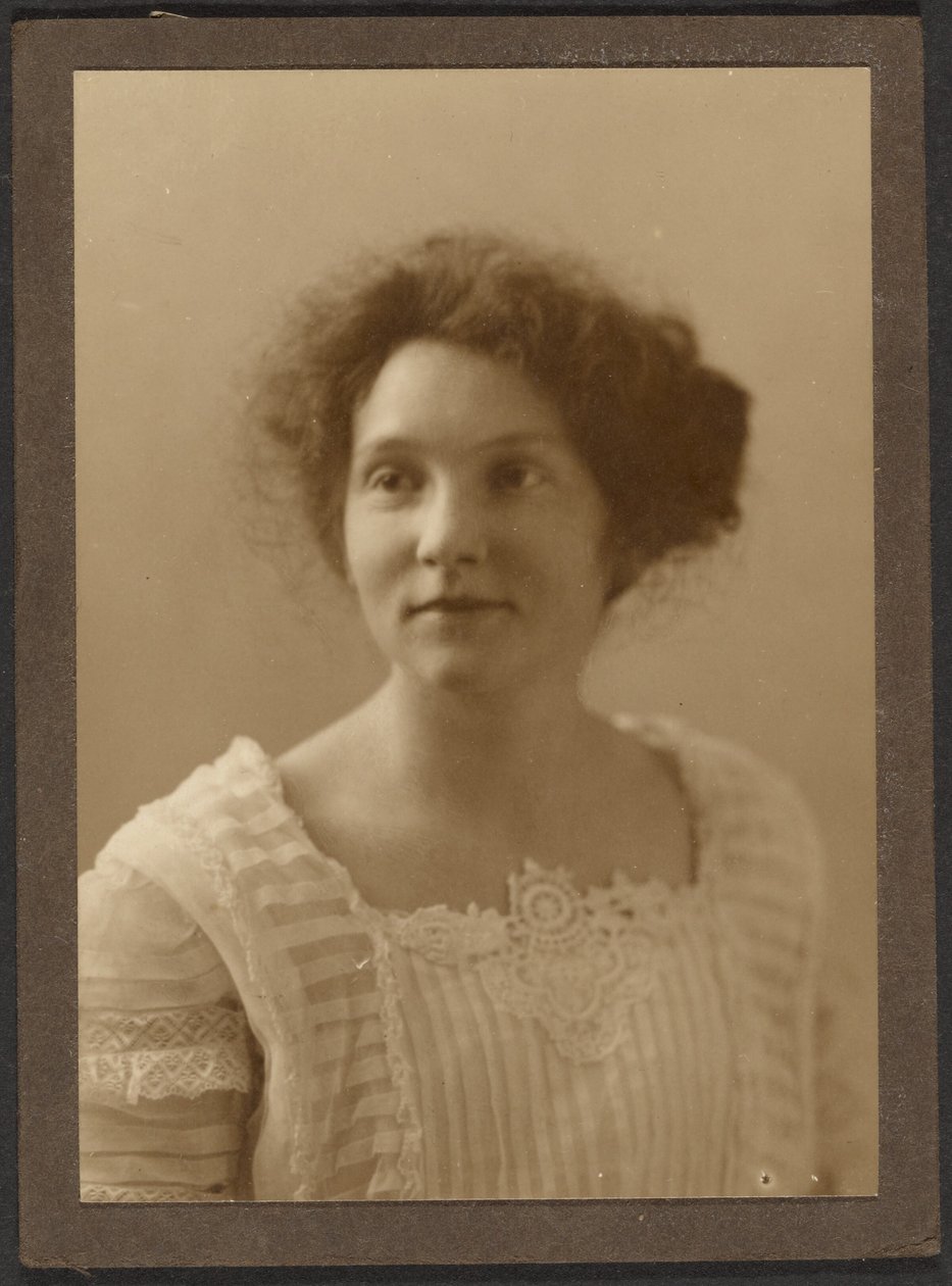 Retrato de una mujer con blusa plisada de Louis Fleckenstein
