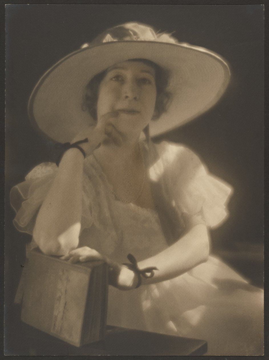 [Retrato de una mujer con cintas en las muñecas] de Louis Fleckenstein