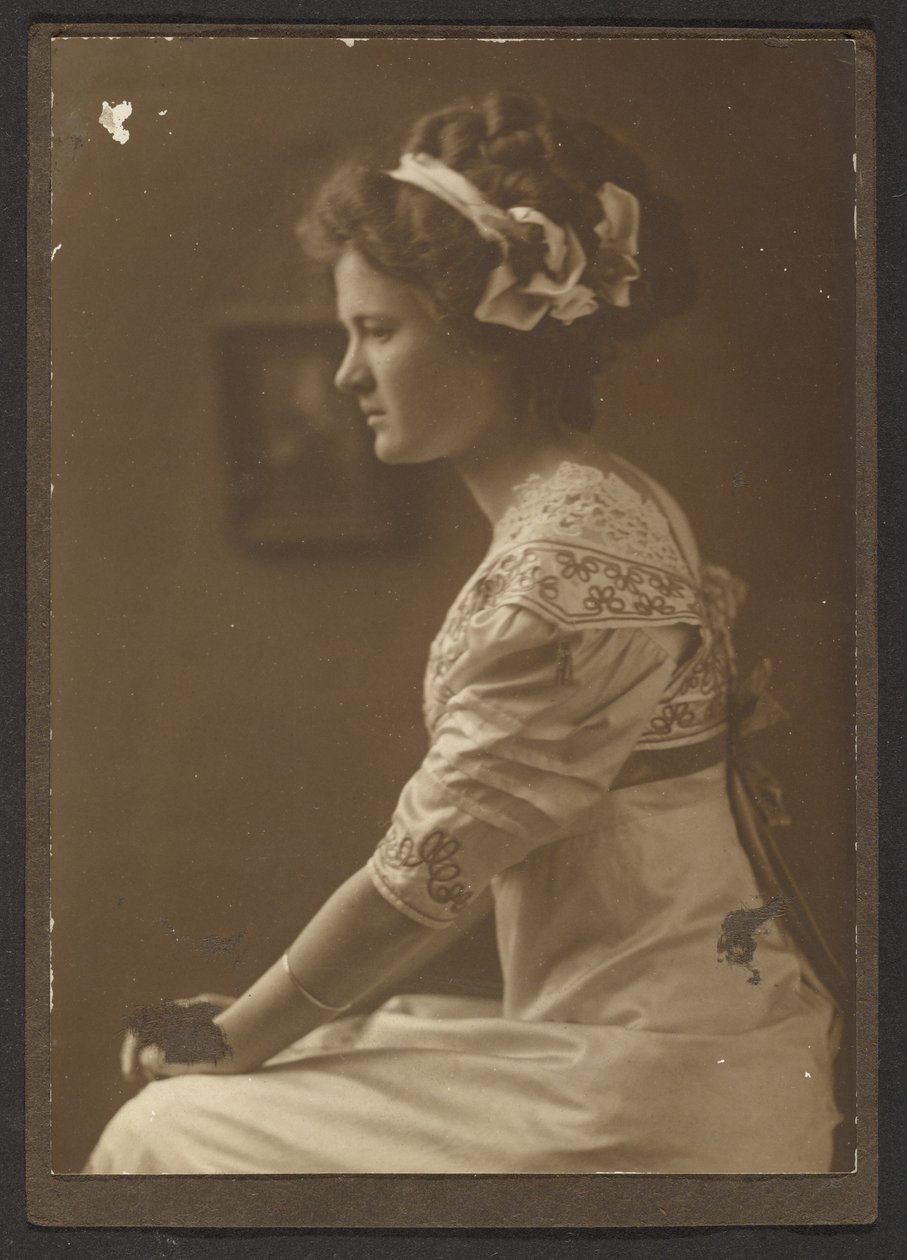 [Retrato de una mujer con cintas en el pelo] de Louis Fleckenstein