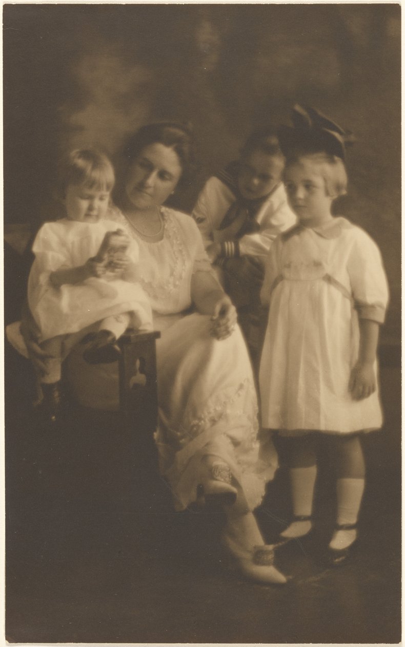 [Retrato de una mujer con tres niños] de Louis Fleckenstein