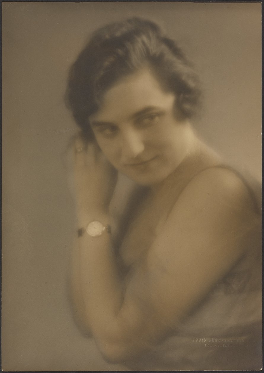 [Retrato de una mujer con reloj] de Louis Fleckenstein