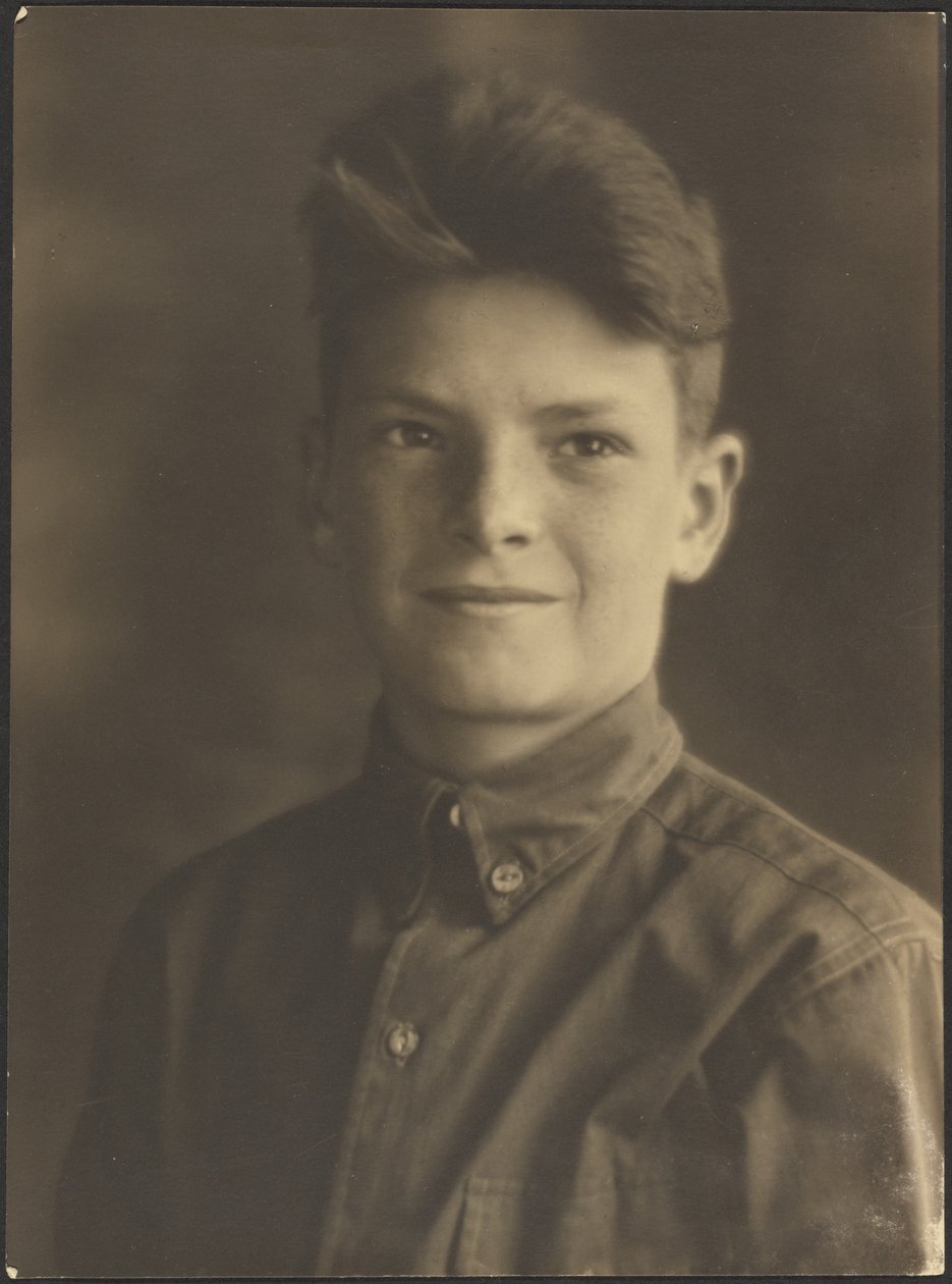 [Retrato de un niño con camisa abotonada] de Louis Fleckenstein