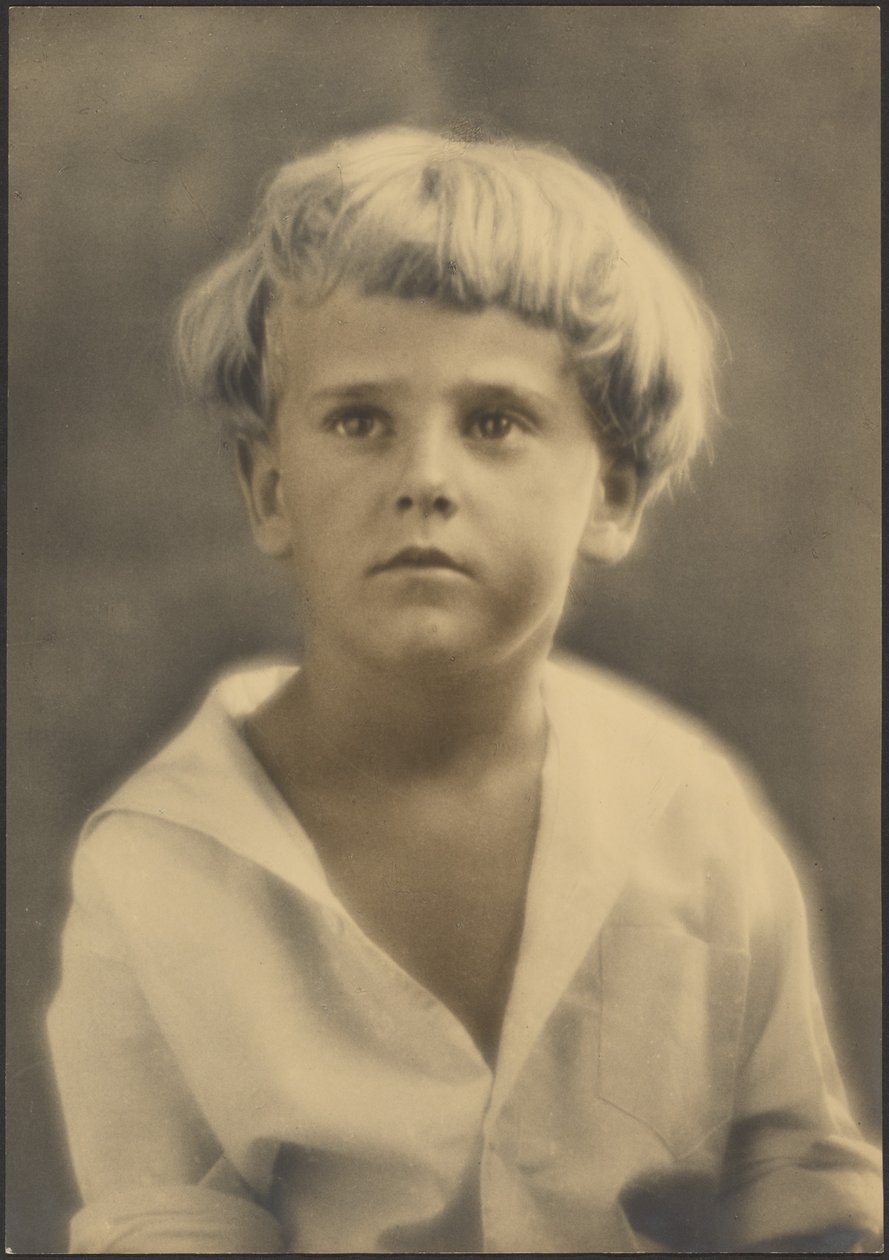 [Retrato de un niño con camisa blanca] de Louis Fleckenstein