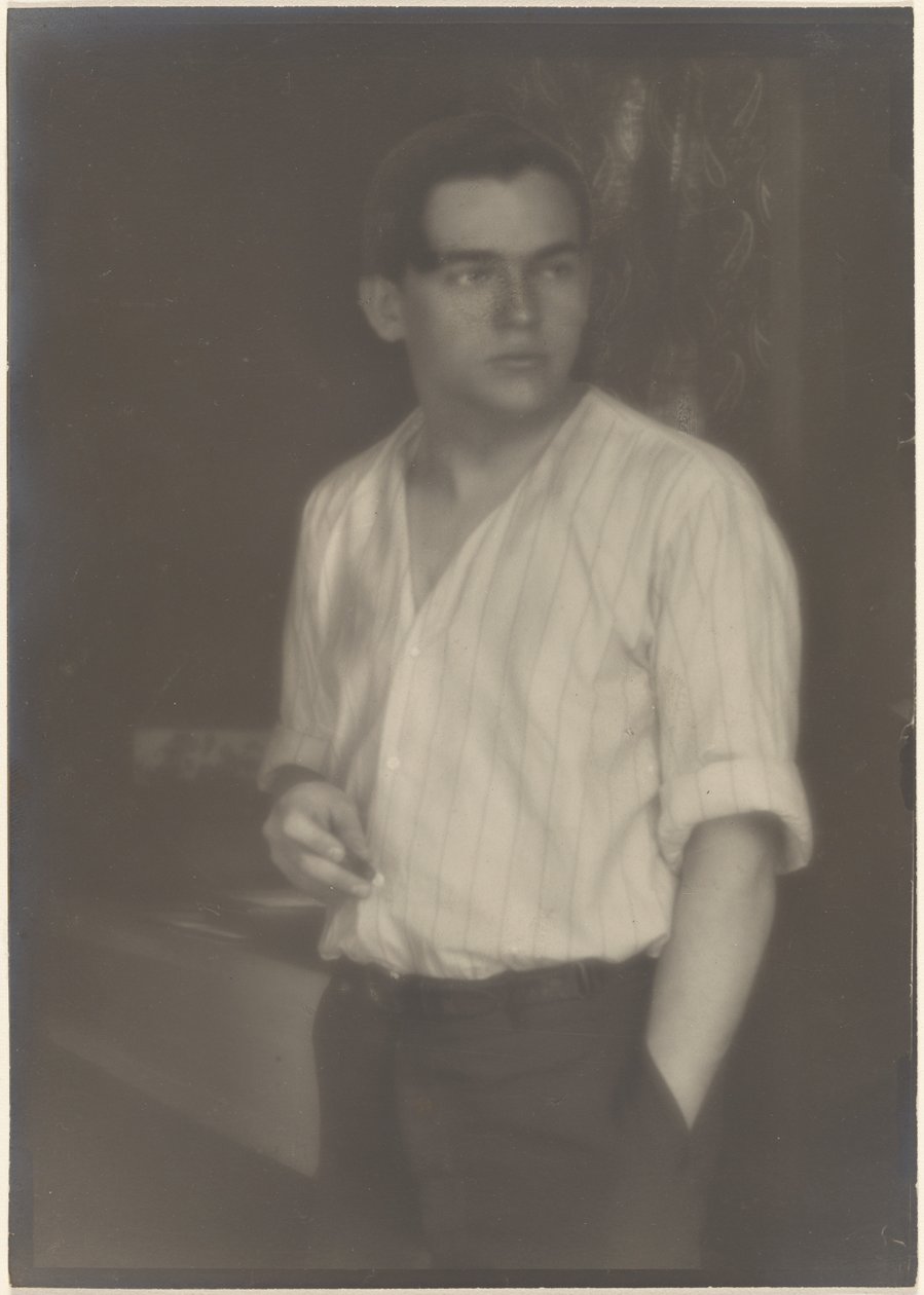 [Retrato de un joven con camisa a rayas y un cigarrillo] de Louis Fleckenstein