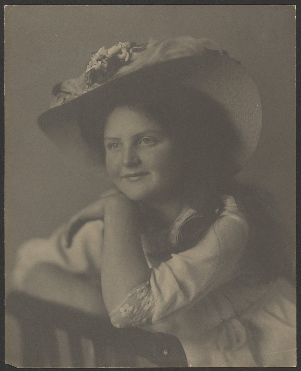[Retrato de una mujer joven apoyada en una silla] de Louis Fleckenstein