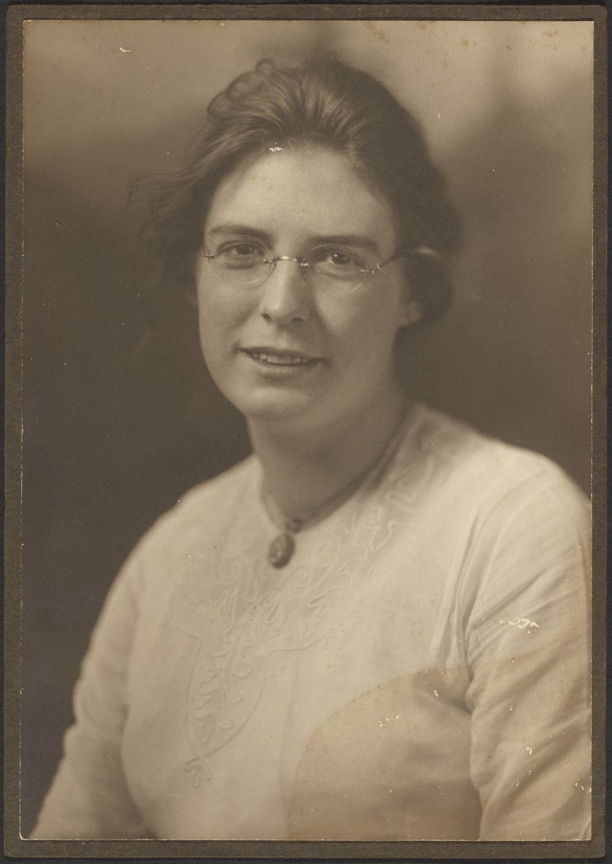[Retrato de una joven con gafas] de Louis Fleckenstein