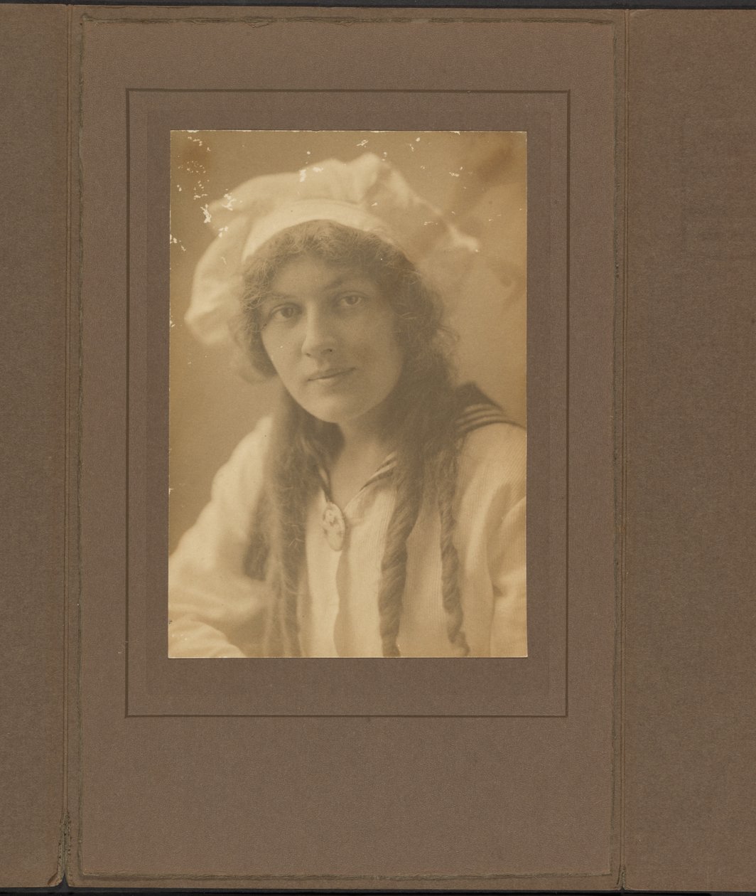 [Retrato de una joven vestida de marinera] de Louis Fleckenstein