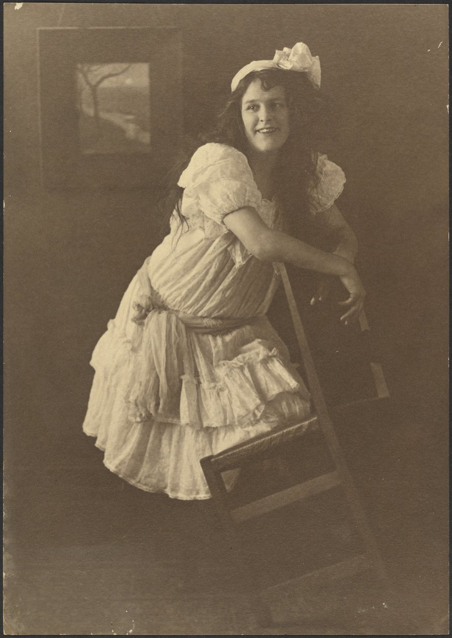 [Retrato de una mujer joven con una silla] de Louis Fleckenstein