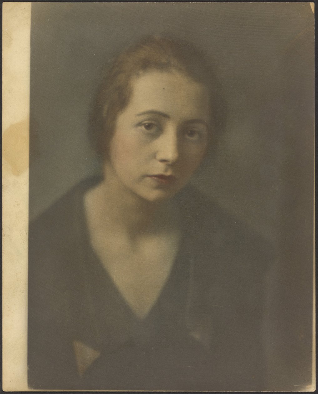 [Retrato de una mujer joven con los brazos cruzados] de Louis Fleckenstein