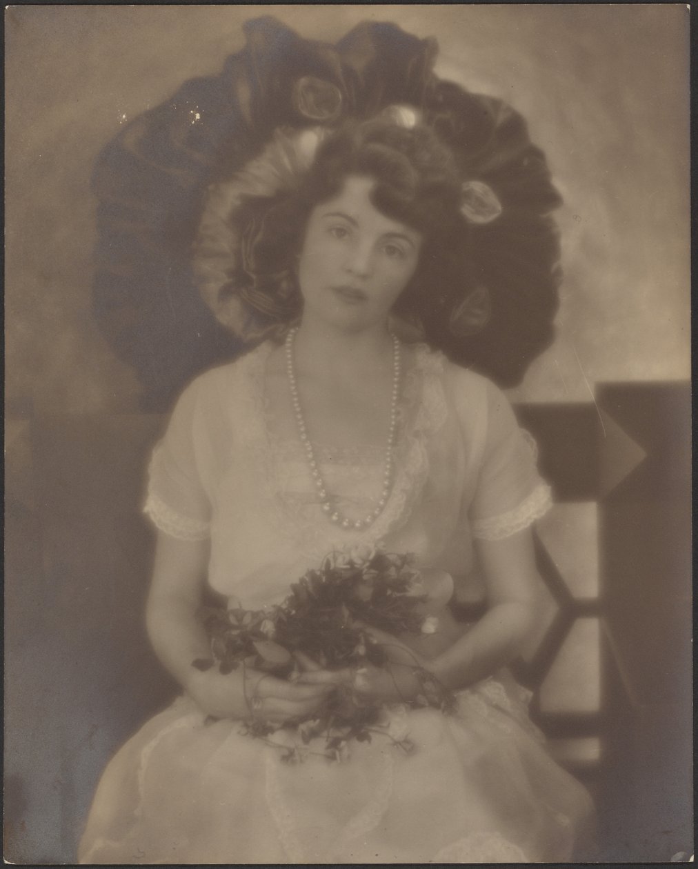 [Retrato de una joven con flores en el regazo] de Louis Fleckenstein
