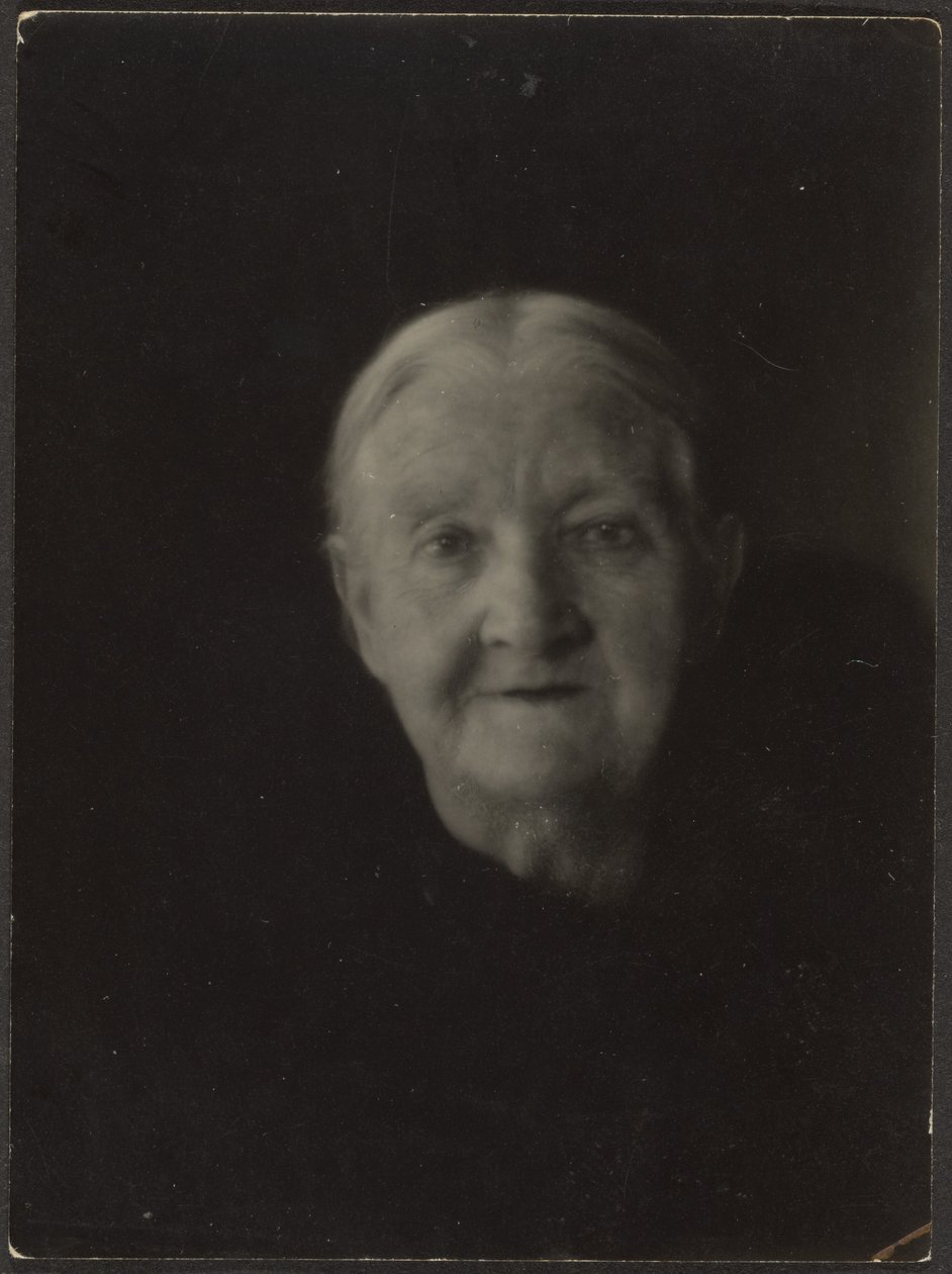 Retrato de una anciana en un entorno oscuro de Louis Fleckenstein