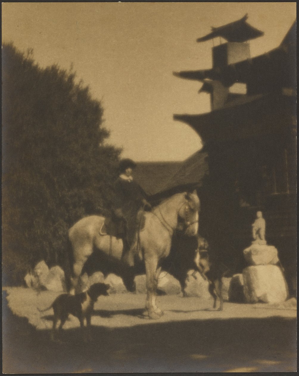 [Ruth Comfort Mitchell delante de su casa, la Yung See San Fong House, en Los Gatos] de Louis Fleckenstein
