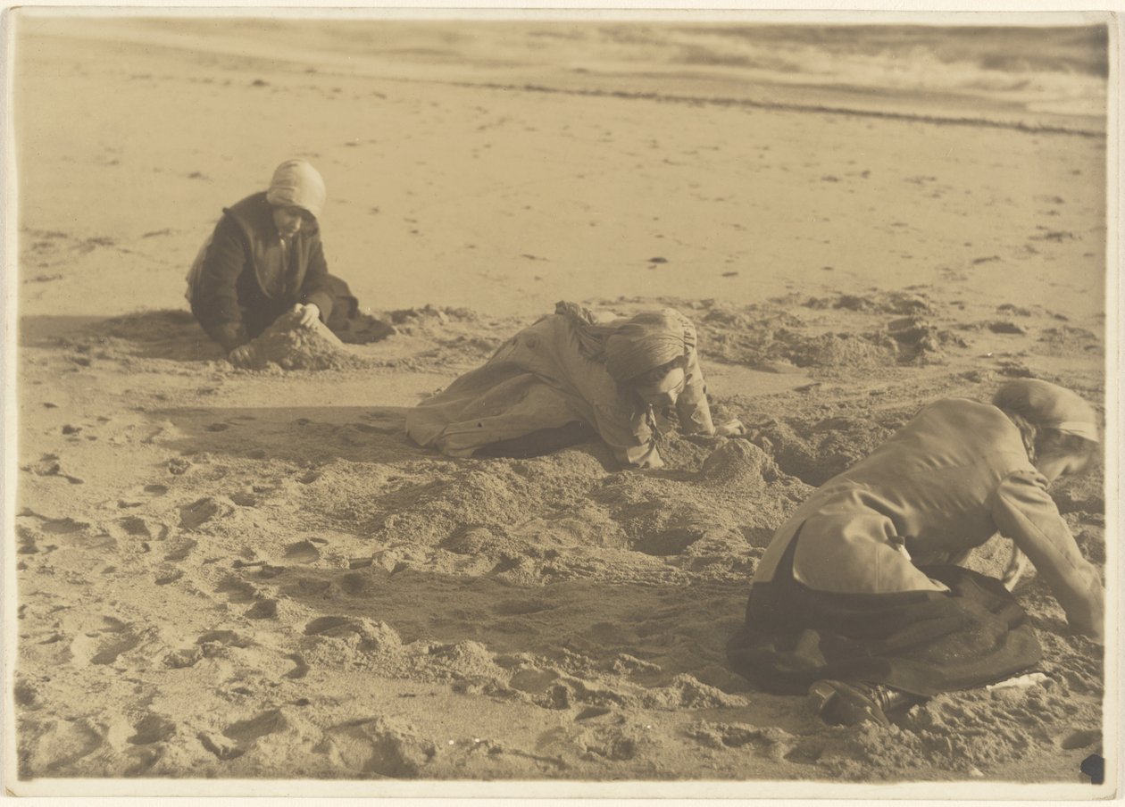 [Tres niñas haciendo castillos de arena en invierno] de Louis Fleckenstein