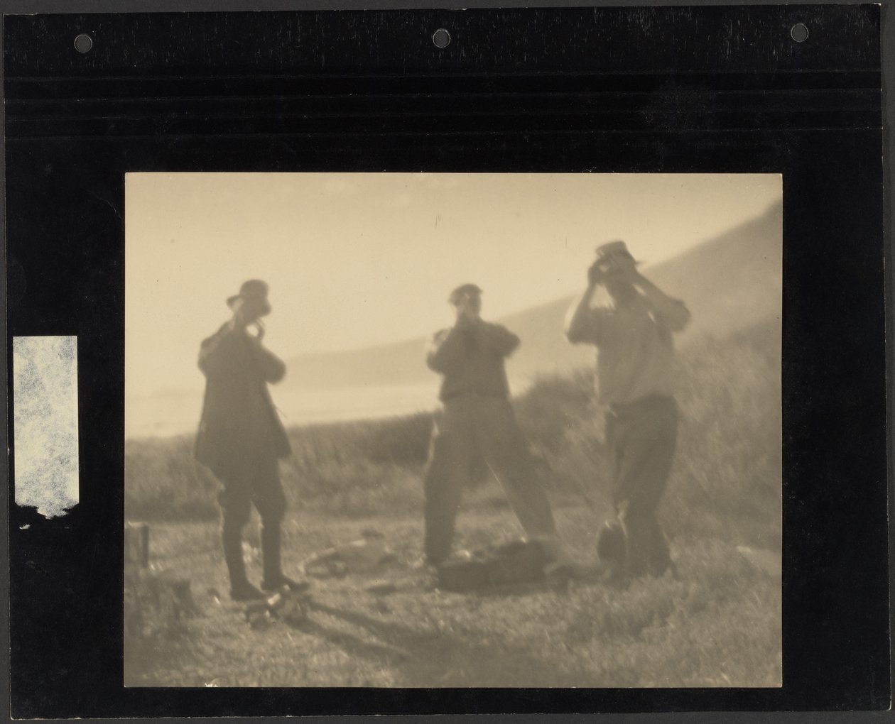 [Tres hombres de pie en la ladera con las manos delante de la cara] de Louis Fleckenstein