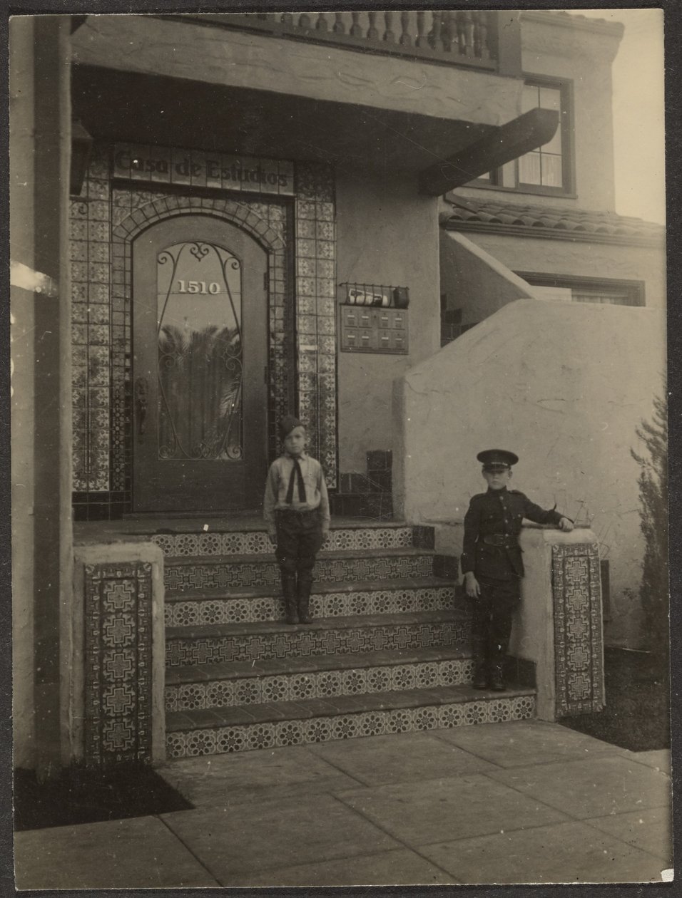 [Dos chicos delante del estudio de Fleckenstein en Long Beach] de Louis Fleckenstein