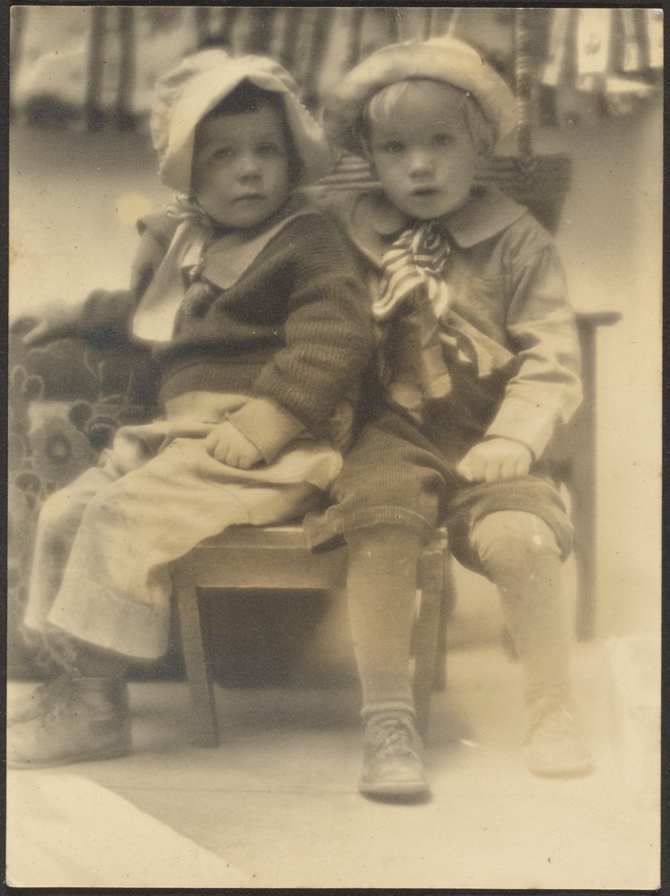 [Dos niños comparten silla] de Louis Fleckenstein