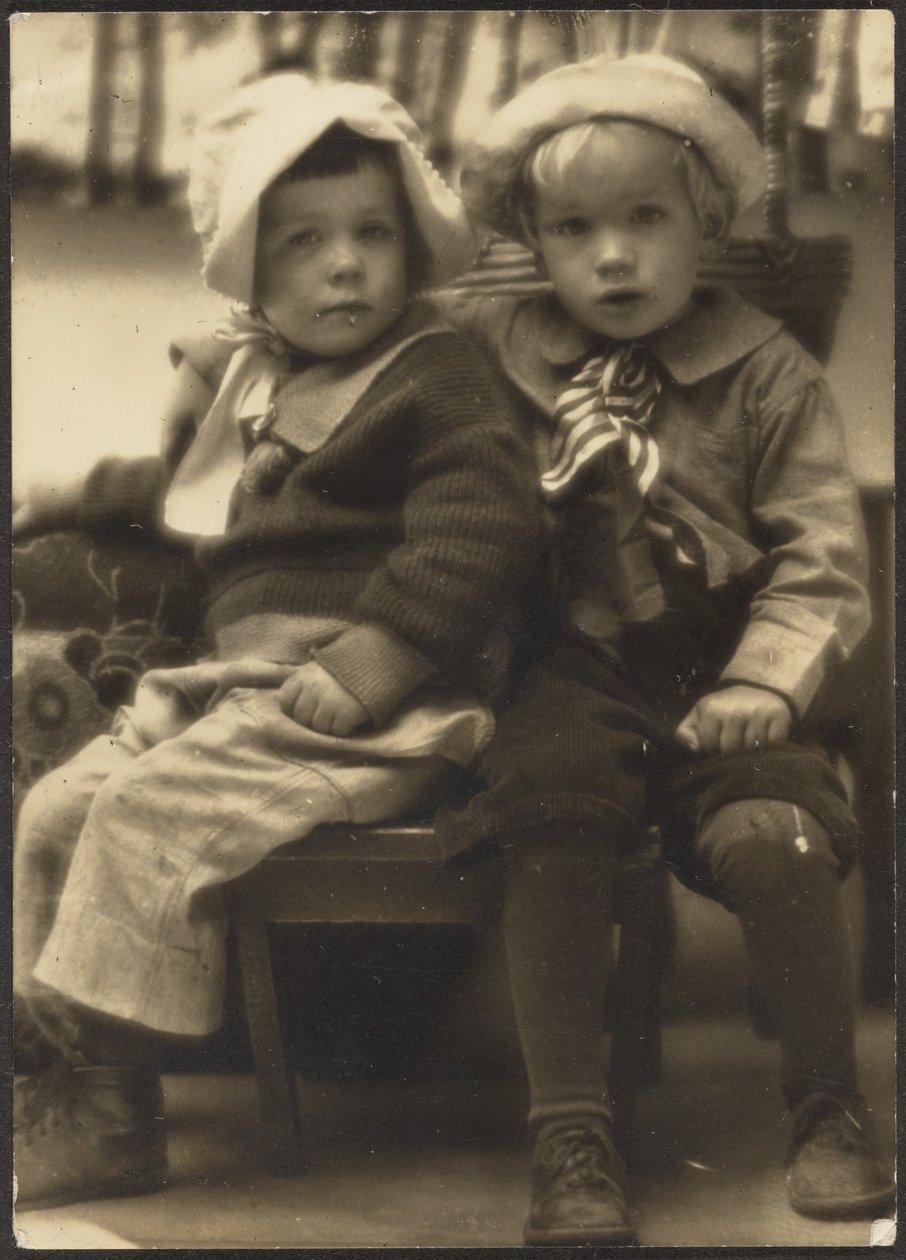 [Dos niños compartiendo una silla] de Louis Fleckenstein