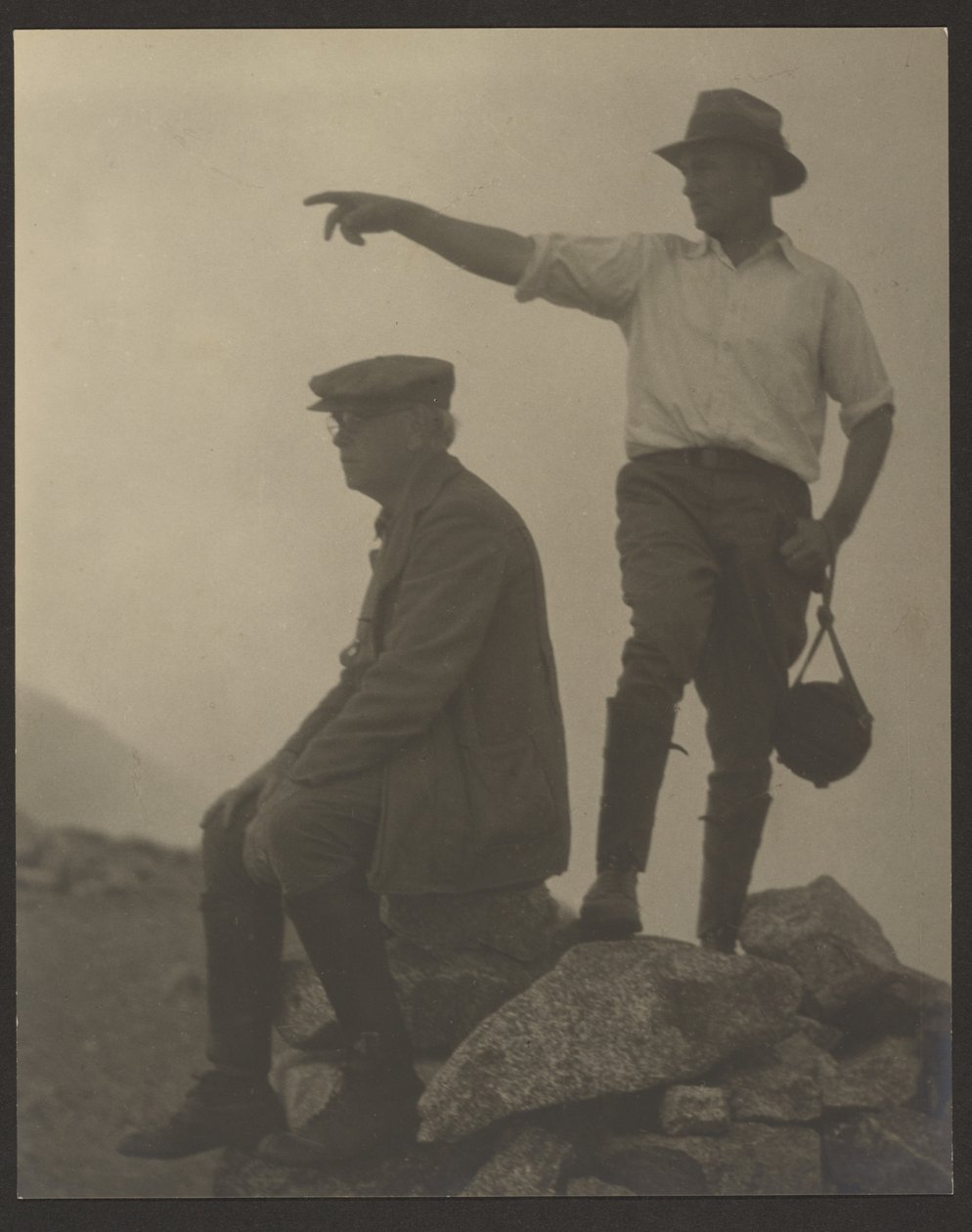 [Dos hombres mirando hacia la izquierda, Old Baldy Peak] de Louis Fleckenstein