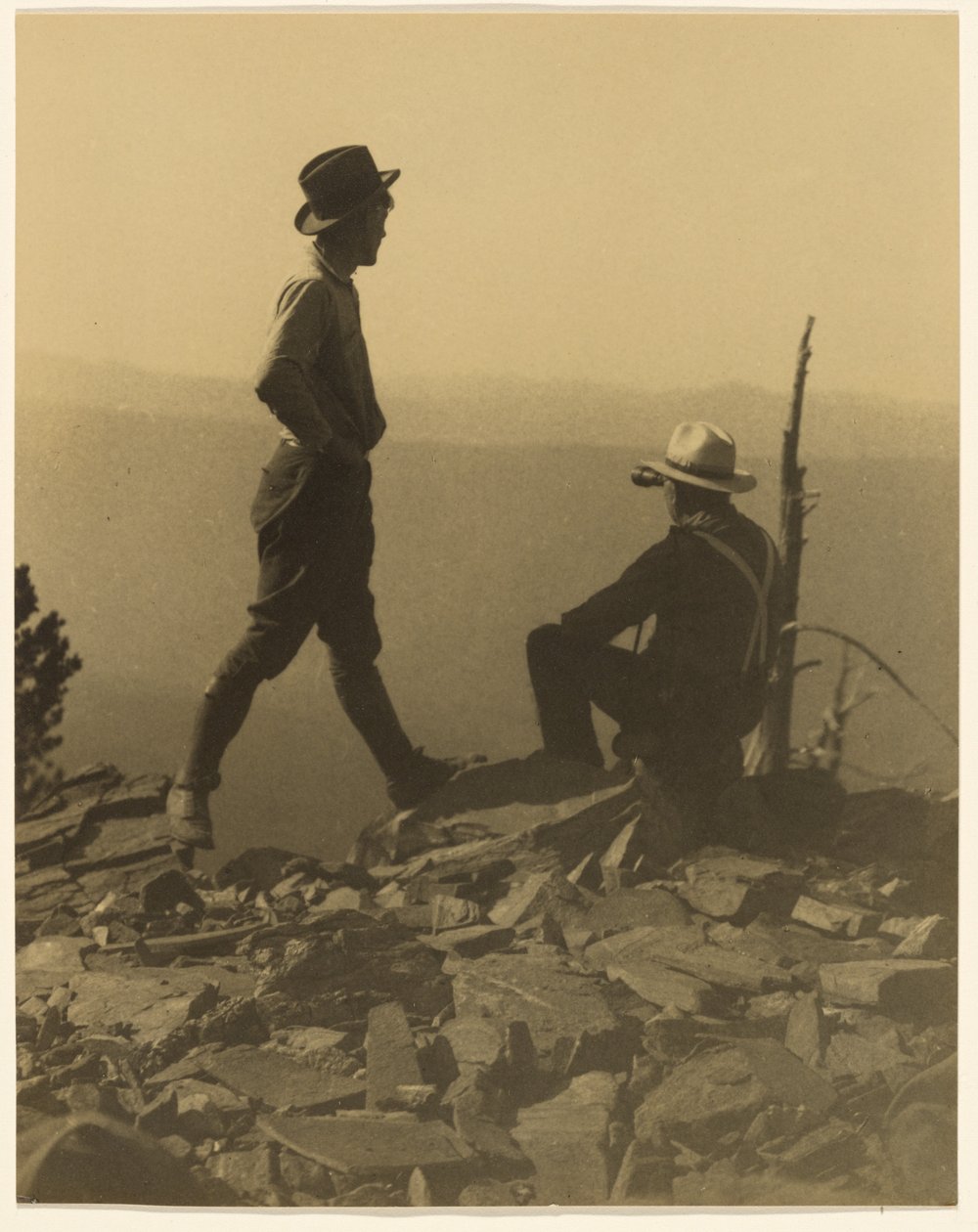 [Dos hombres mirando a lo lejos (posiblemente el pico Old Baldy)] de Louis Fleckenstein