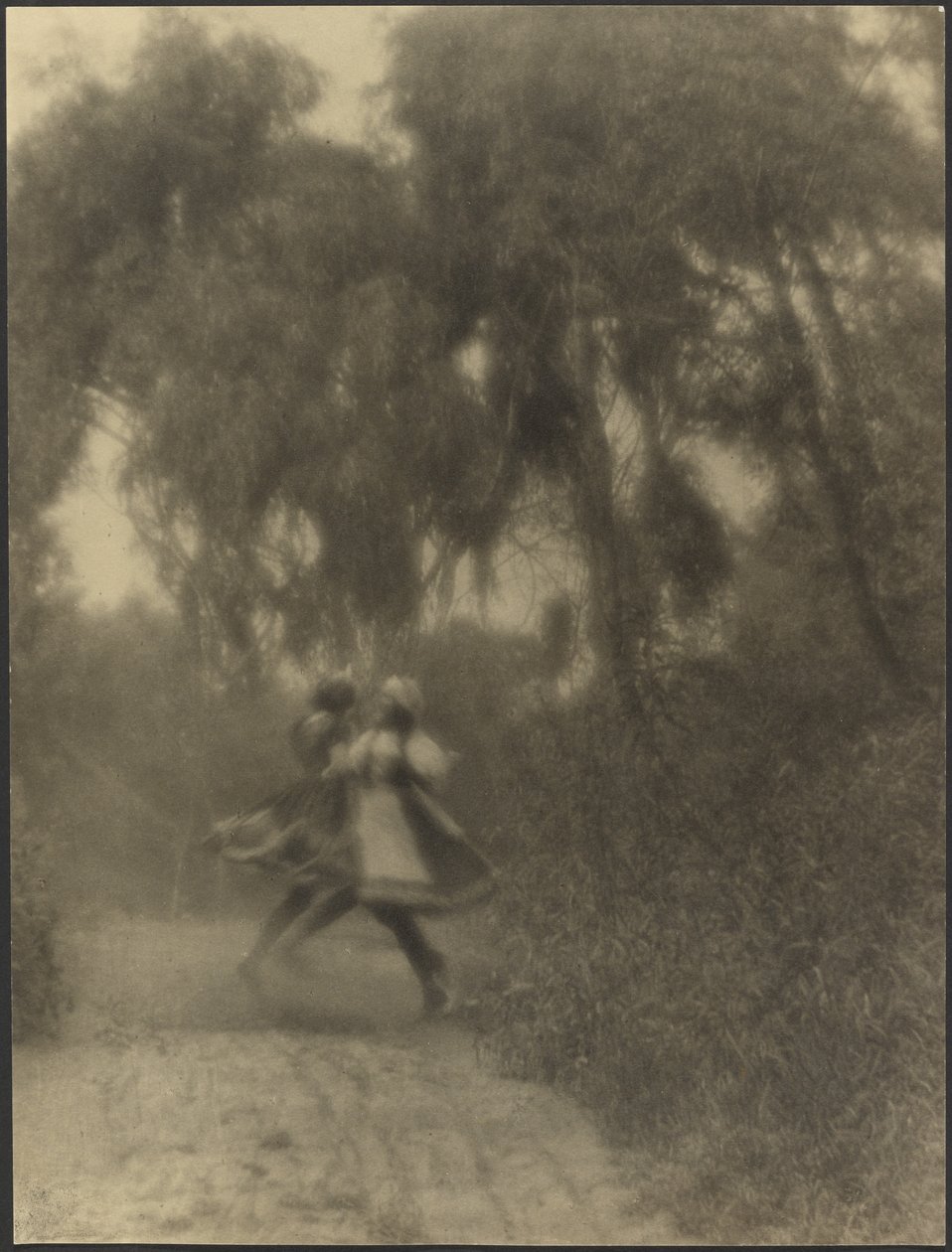 [Dos mujeres bailando en el bosque] de Louis Fleckenstein