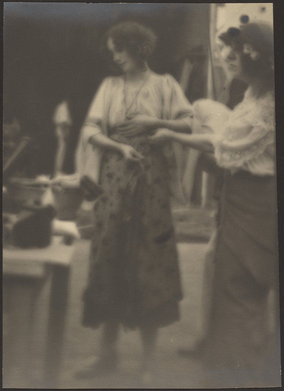 [Dos mujeres de pie en un estudio] de Louis Fleckenstein