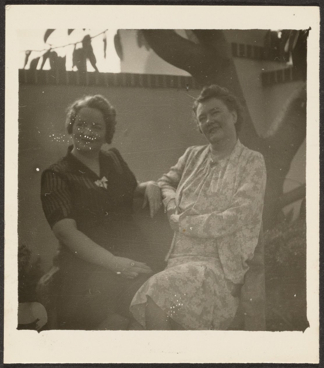[Dos mujeres en el jardín] de Louis Fleckenstein
