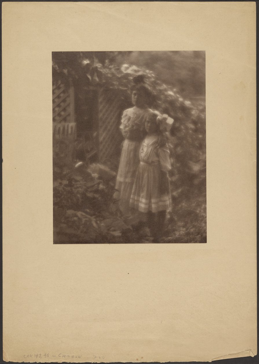 [Dos niñas de pie en un jardín] de Louis Fleckenstein