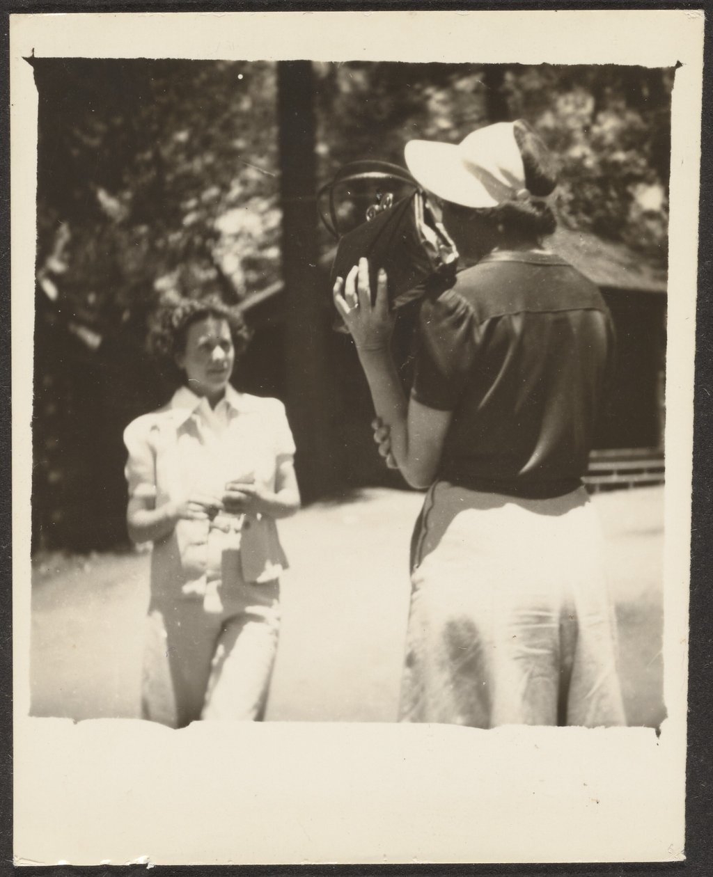 [Mujer sosteniendo el bolso por la cara] de Louis Fleckenstein
