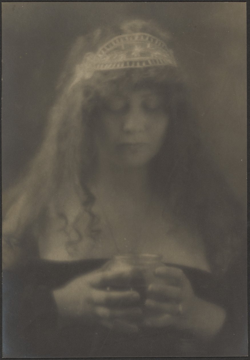 [Mujer sosteniendo un jarrón] de Louis Fleckenstein